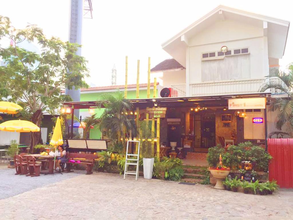 בנגקוק First 1 Boutique Hostel At Sukhumvit 1 מראה חיצוני תמונה