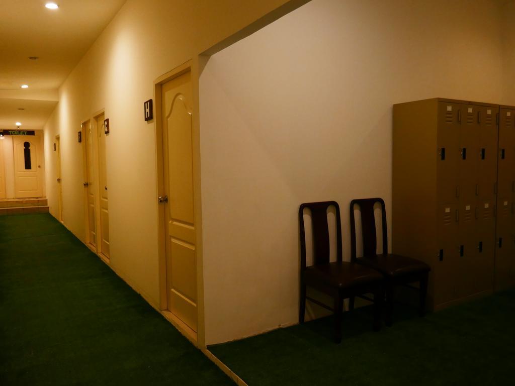 בנגקוק First 1 Boutique Hostel At Sukhumvit 1 מראה חיצוני תמונה