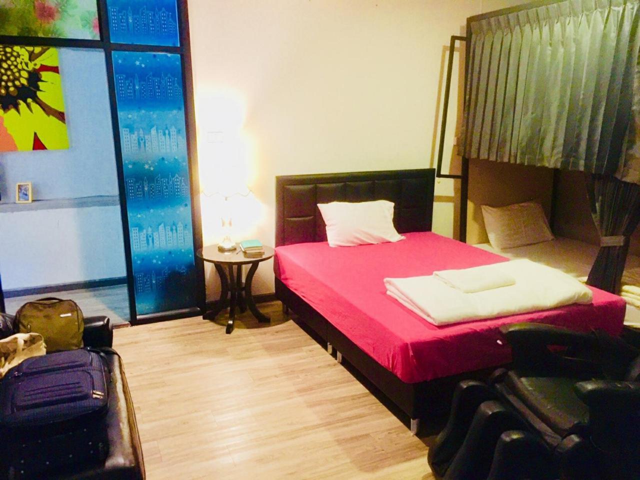 בנגקוק First 1 Boutique Hostel At Sukhumvit 1 מראה חיצוני תמונה