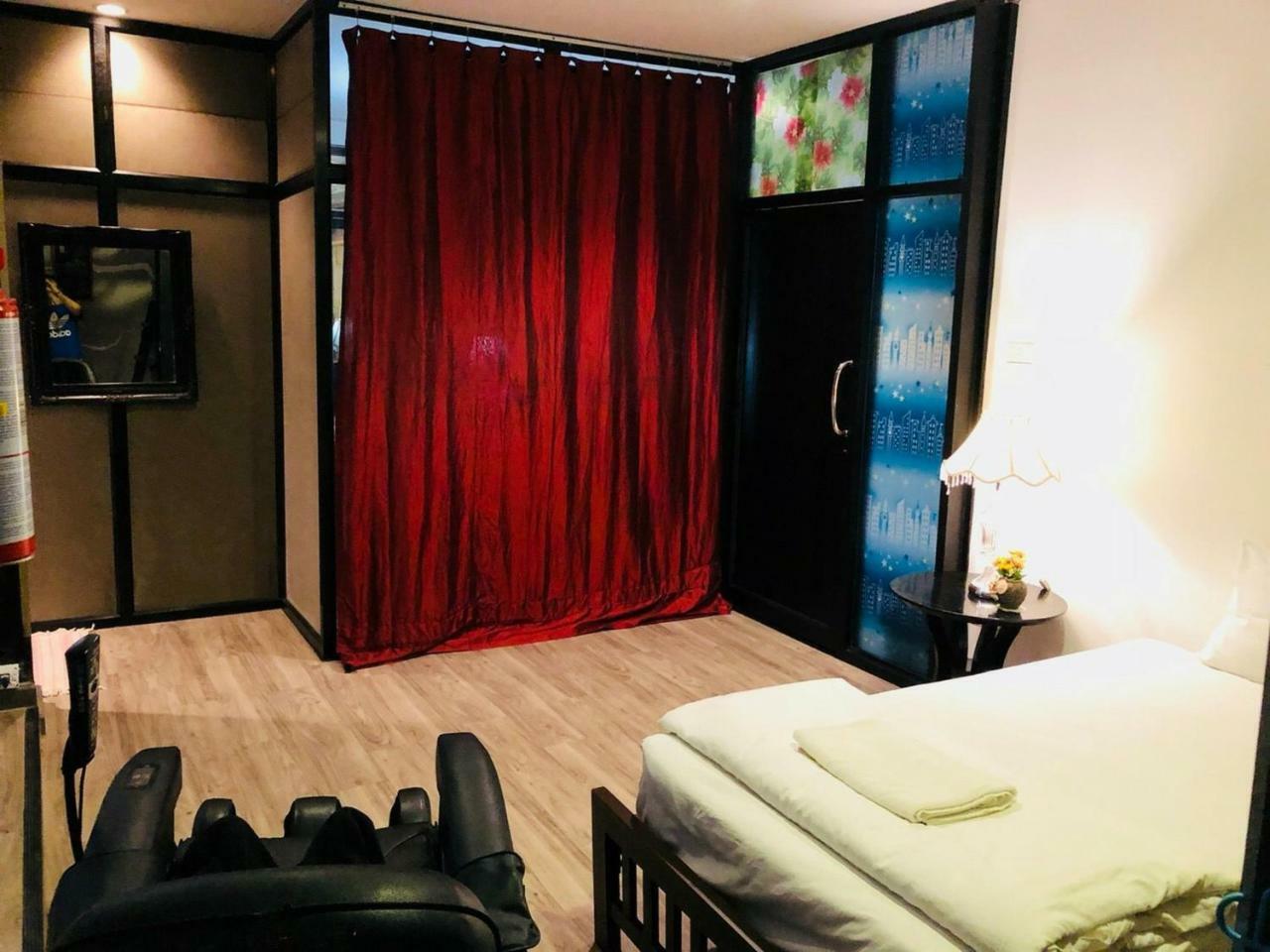 בנגקוק First 1 Boutique Hostel At Sukhumvit 1 מראה חיצוני תמונה